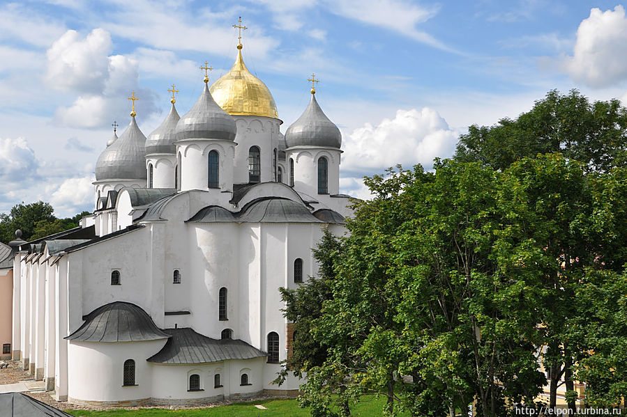 … Сердце Детинца и символ Новгорода древнейший православный храм России Софийский собор заложен при князе Владимире сыне Ярослава Мудрого в 1045 году. … Сердце Детинца и символ Новгорода древнейший православный храм России Софийский собор заложен при князе Владимире сыне Ярослава Мудрого в 1045 году.