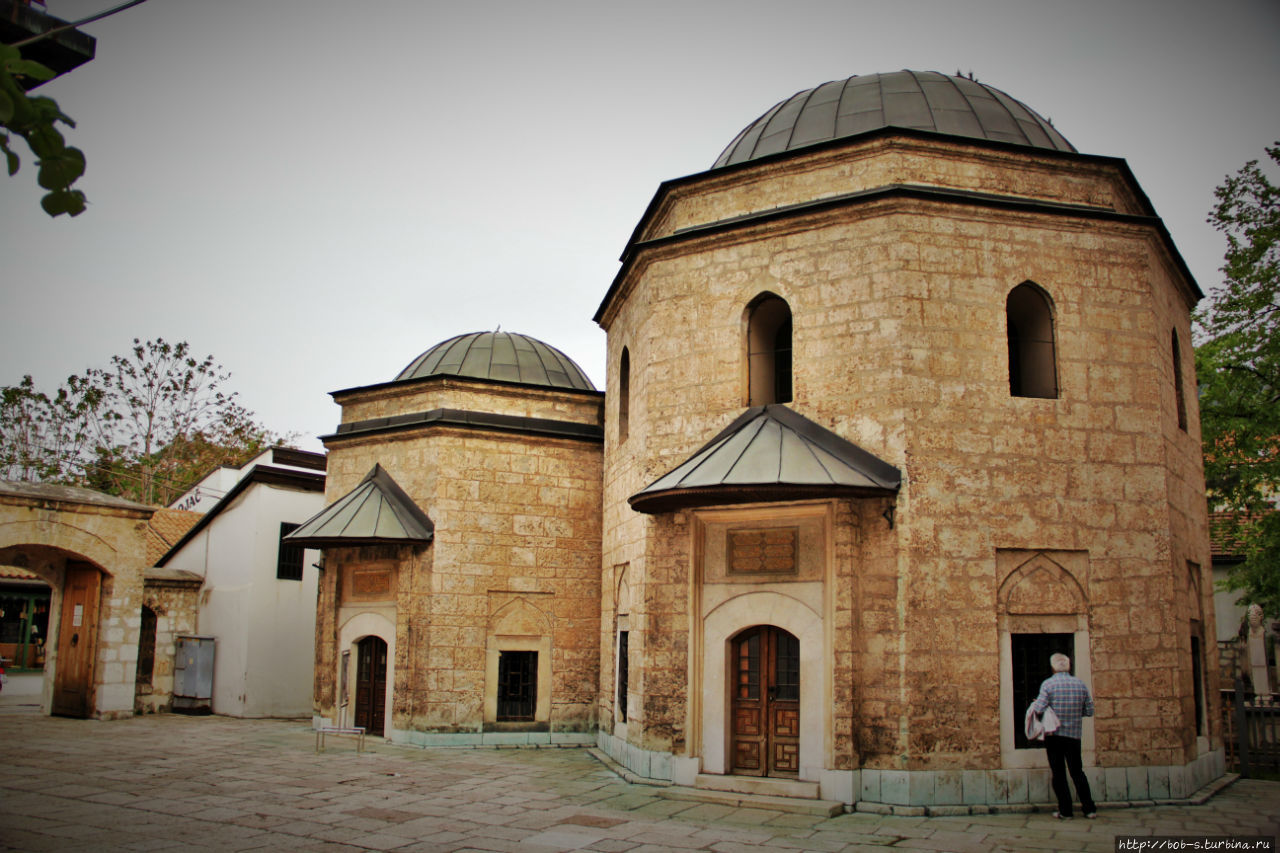 Мавзолей Гази Хусрев-бея является прекрасным образцом османской архитектуры. Его сооружение расположено на территории мечети Гази Хусрев-бея. Сараево, Босния и Герцеговина