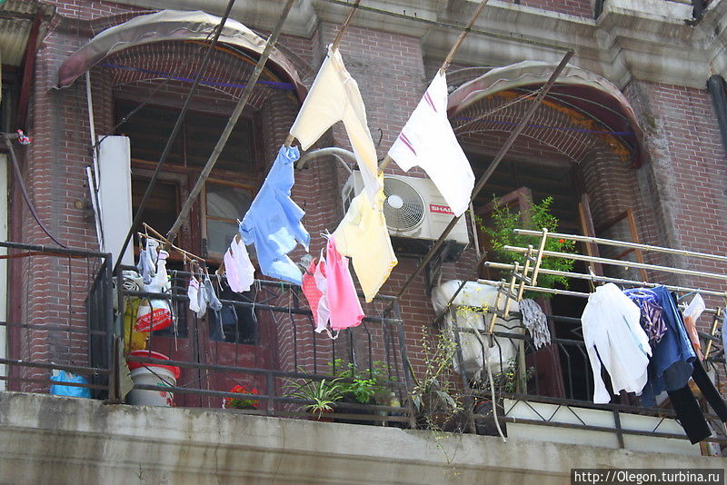 Всёж характер бывших жителей трущоб будет прослеживаться и в окнах высотных домов Шанхай, Китай