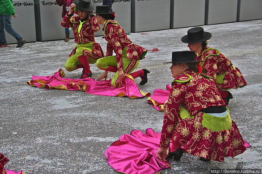 за ними следовали испанки — тореро, которые в своем танце укрощали невидимых быков Плайя-д-Аро, Испания
