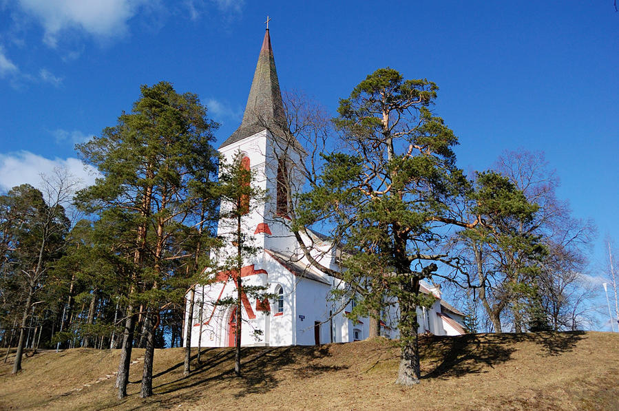 Церковь на холме среди сосен