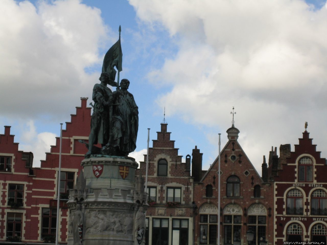 Памятник Яну Брейделю (мяснику) и Питеру де Конинку (ткачу) на Рыночной площади в Брюгге Брюгге, Бельгия