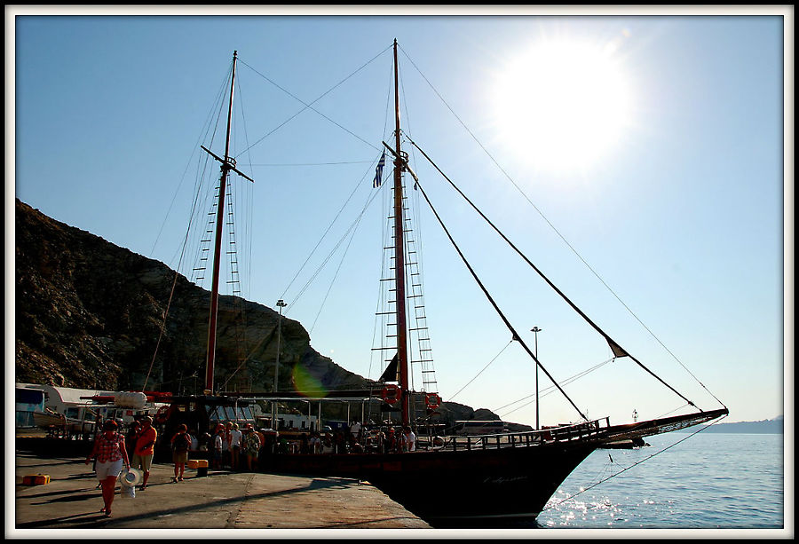 Корабль, на котором проходила экскурсия Остров Санторини, Греция