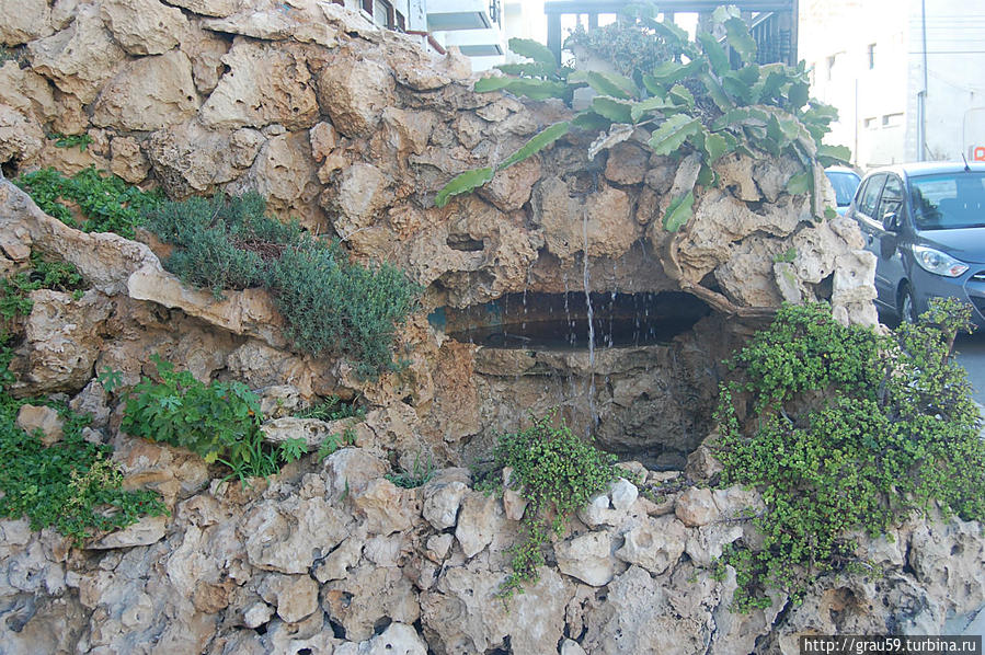 Микро-водопадик возле отеля Ларко, Ларнака Кипр