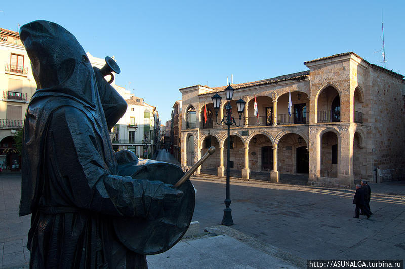 Благодаря обилию сооружений в романском стиле Самору часто называют «романским музеем». В Старом городе сохранилось более 10 церквей X—XIII веков. Самора, Испания