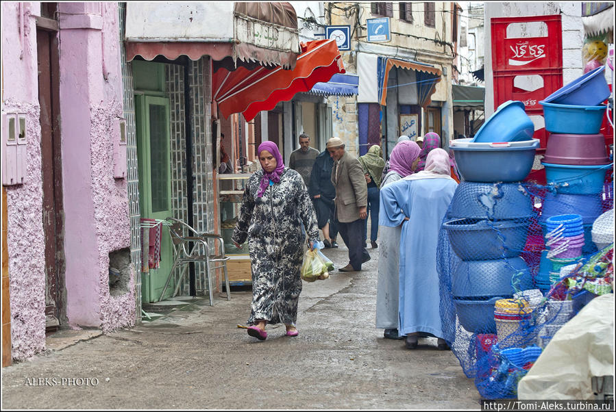 Оставшиеся 40% населения — это по большей части — берберы — жители горных районов. Таким образом, в городах Марокко вы можете встретить людей, говорящих, как на одном из диалектов арабского языка, так и носителей берберского языка. Но практически все население страны исповедует ислам. Раньше в стране было довольно много евреев, но их почти всех арабы изгнали с насиженных мест... Эль-Джадида, Марокко
