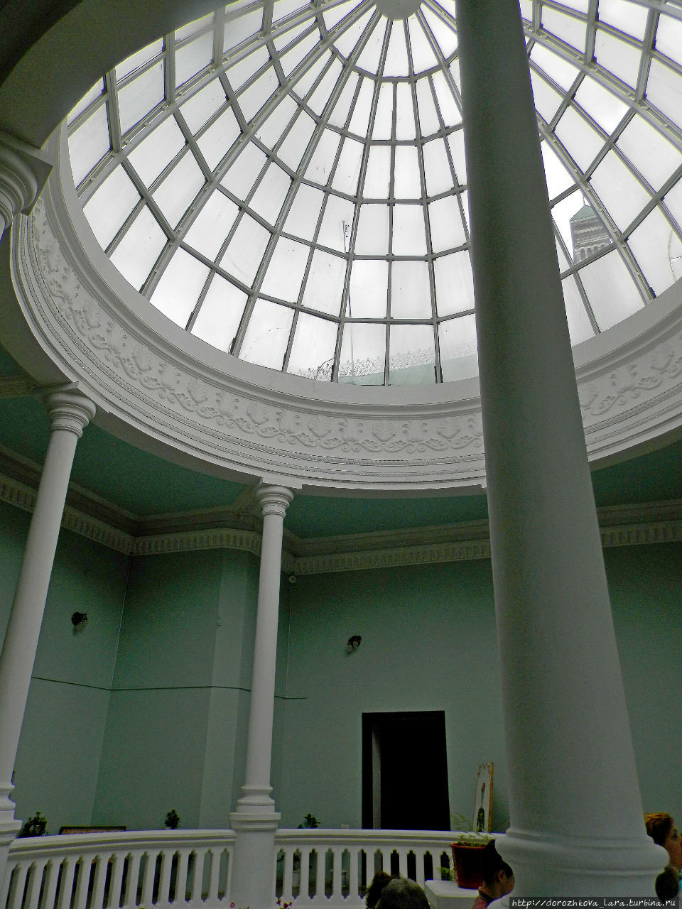 Купол зимнего сада (народная молва говорит, что до революции был из голубого и розового хрусталя). Юрино, Россия Купол зимнего сада (народная молва говорит, что до революции был из голубого и розового хрусталя). Юрино, Россия