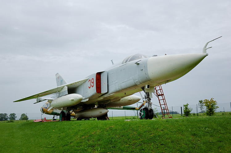 Бомбардировщик Су-24 ВВС 