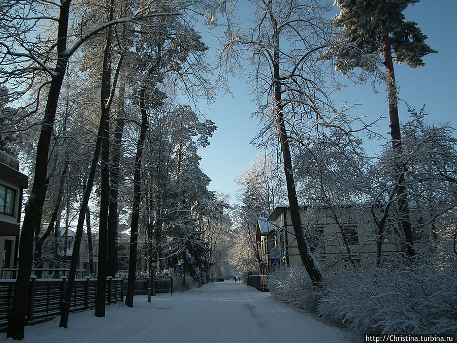 Улочки пустынны. Люди по домам :)) Юрмала, Латвия