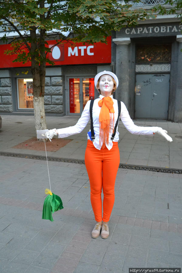Весёлые лица, маски и костюмы праздничного города Саратов, Россия