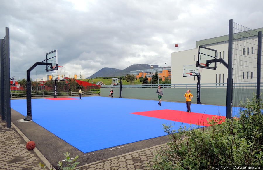 Открытая баскетбольная площадка в городке Саударкроукюр. А зимой на ней играют? Саударкрокур, Исландия