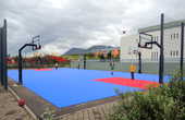 Открытая баскетбольная площадка в городке Саударкроукюр. А зимой на ней играют?