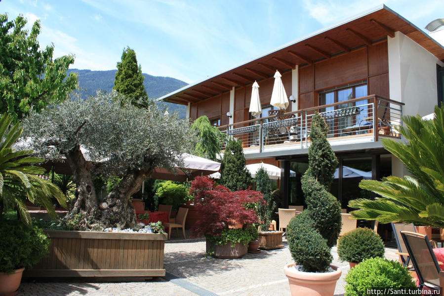 Внутренний двор отеля с зеленой зоной Брессаноне, Италия