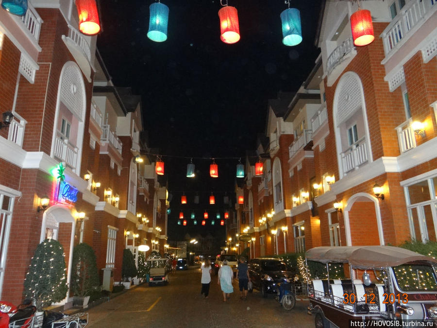 Наш отель слева,улица украшена гирляндами и фонариками,очень уютно... Остров Пхукет, Таиланд