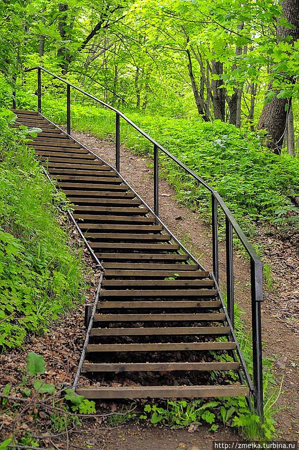 Чтобы забраться на горы или спуститься с них, придётся воспользоваться довольно крутыми лесенками. Чтобы забраться на горы или спуститься с них, придётся воспользоваться довольно крутыми лесенками.