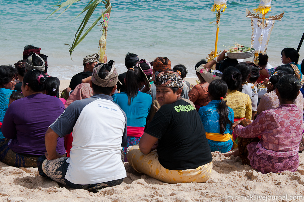 В целом участники церемонии относятся к туристам дружелюбно и даже позитивно.

– Фото?! Да сколько угодно! Бали, Индонезия