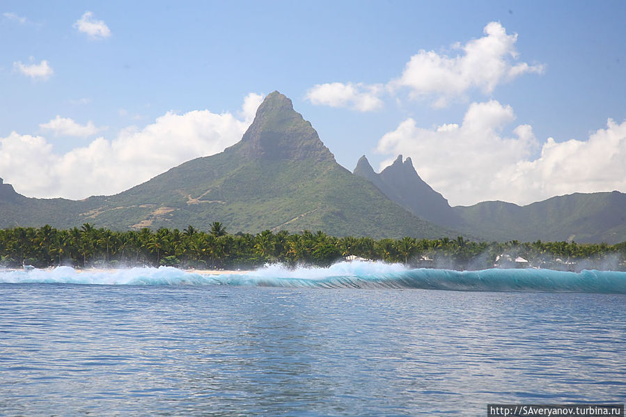 Волны прибоя. Форма гор не оставляет сомнений в вулканическом происхождении острова Волны прибоя. Форма гор не оставляет сомнений в вулканическом происхождении острова