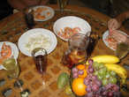 Наш первый ужин. Креветки, кальмар, шампанское, Сангрия и фрукты.  А-а-ах, Канары)))))