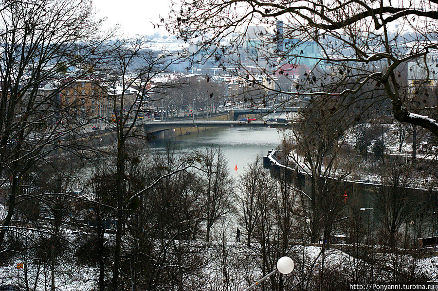 Вид на Неккар со стороны западного фасада Вид на Неккар со стороны западного фасада