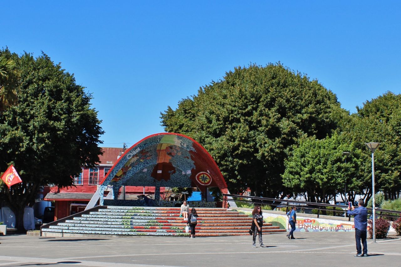 Главная площадь и пункт туристической информации Кастро, Чили