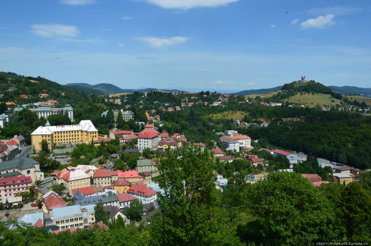 вид на город и Калвиарень- так называемый 3-й замок города Банска-Штьявница, Словакия