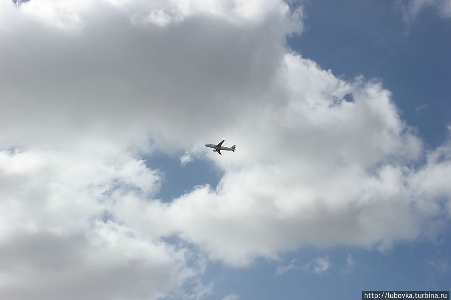 Аэропорт Норте находится в 10 минутах езды от города Ла Лагуна. Поэтому каждые 10 минут можно наблюдать  взлетающие самолёты в небе над городом Ла Лагуна. Остров Тенерифе, Испания