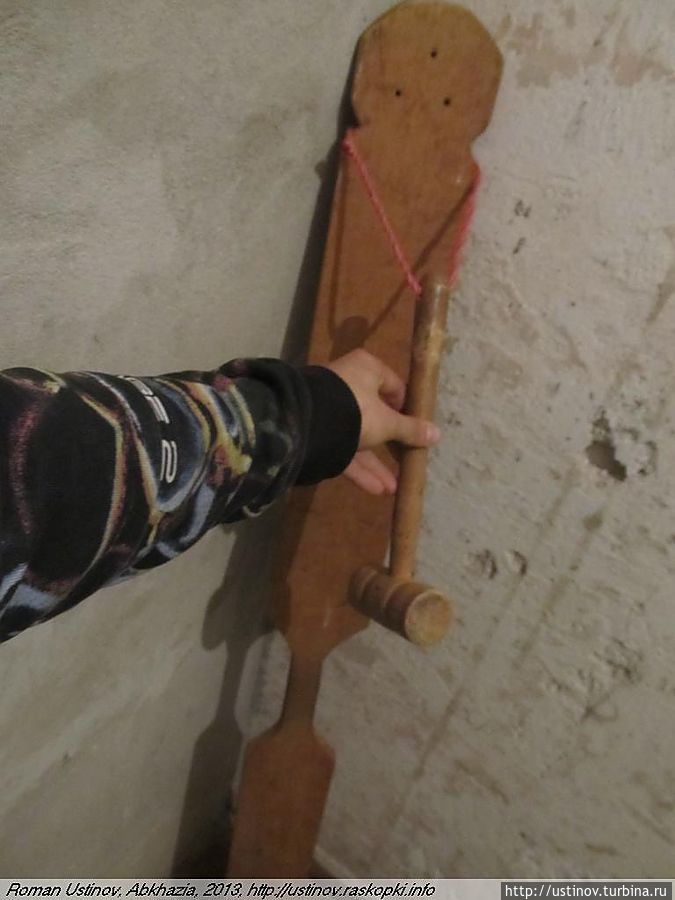 этой штукой по утрам будят монахов на молитву
(в старорязанской археологической экспедиции начальник А.Чернецов лупит в кастрюлю и порождает более сильный и противный звук; еще бы: монахи — не археологи, и похмелья у них не бывает). этой штукой по утрам будят монахов на молитву
(в старорязанской археологической экспедиции начальник А.Чернецов лупит в кастрюлю и порождает более сильный и противный звук; еще бы: монахи — не археологи, и похмелья у них не бывает).