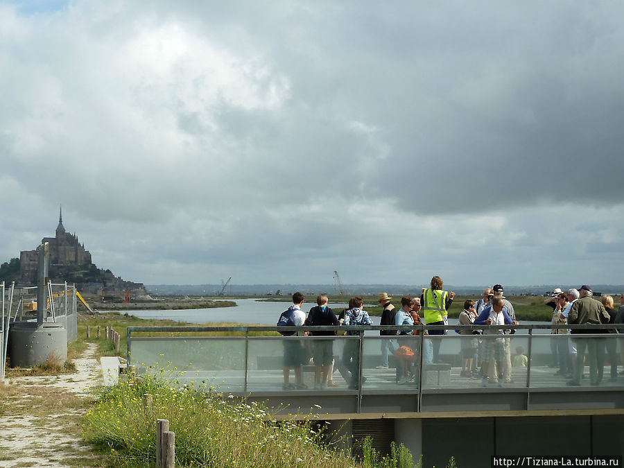 Группа на мосту плотины любуется видом Ренн, Франция