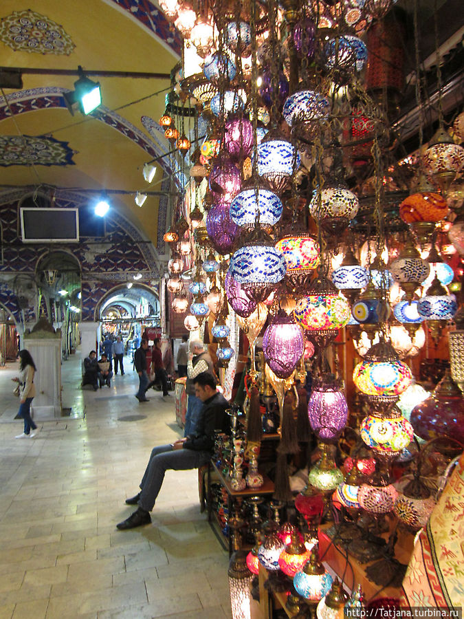 Красочные подушки на базаре Стамбул, Турция