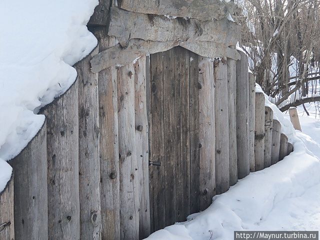 Зимнее жилище нивхов.
В жилом помещении распологалось несколько родственных семей. Спальные места по периметру. В середине устраивали очаг.Коридор служил в качестве кладовой.В сильные бураны туда заводили ездовых собак. Южно-Сахалинск, Россия