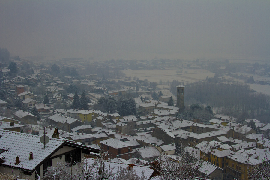 2. Оказаться неожиданно для себя в Альпах, насладиться домашней итальянской кухней и гостеприимством, заснуть в деревянном доме и проснуться на следующий день от пробивающихся сквозь ставни лучей чистейшей белизны, выйти на балкон и ахнуть от покрывшейся за ночь толстым одеялом пушистого снега местности. 2. Оказаться неожиданно для себя в Альпах, насладиться домашней итальянской кухней и гостеприимством, заснуть в деревянном доме и проснуться на следующий день от пробивающихся сквозь ставни лучей чистейшей белизны, выйти на балкон и ахнуть от покрывшейся за ночь толстым одеялом пушистого снега местности.