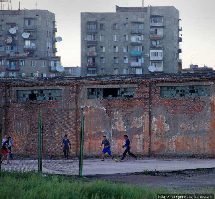 Город выглядит очень уныл