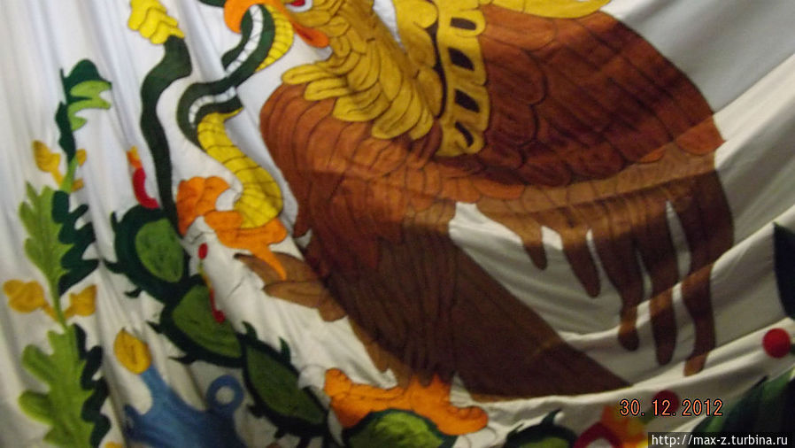 Орел, поедающий змею, сидя на кактусе — из легенды об основании Мехико. Некий бог сказал, что именно там, где индейцы увидят птицу клюющую змею на кактусе следует заложить город...так и сделали. Мехико, Мексика
