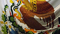 Орел, поедающий змею, сидя на кактусе — из легенды об основании Мехико. Некий бог сказал, что именно там, где индейцы увидят птицу клюющую змею на кактусе следует заложить город...так и сделали.