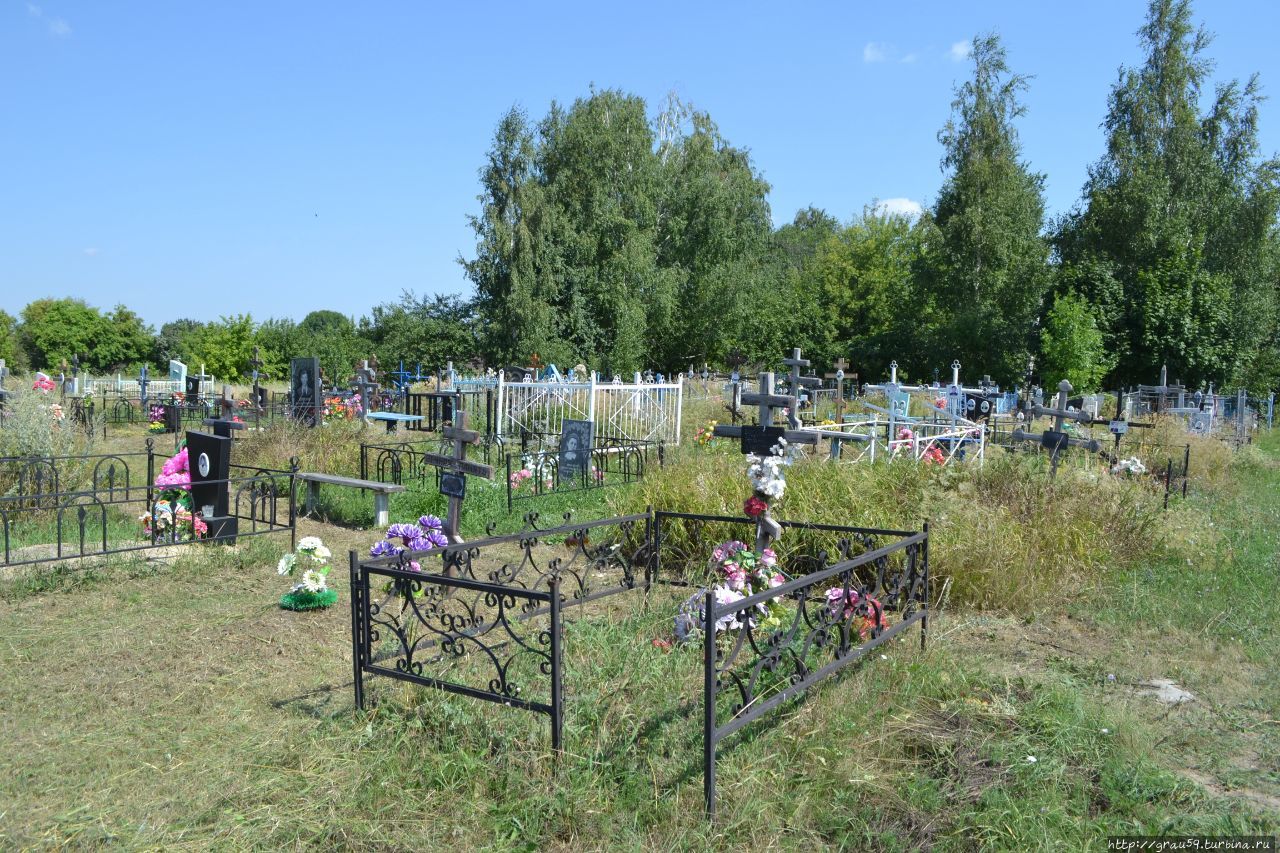Могилы на сельских кладбищах