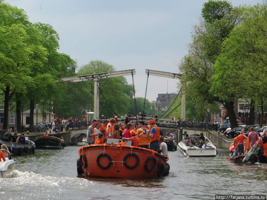 По каналам в день Короля  в Амстердаме Амстердам, Нидерланды