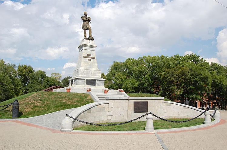 Памятник губернатору Вост