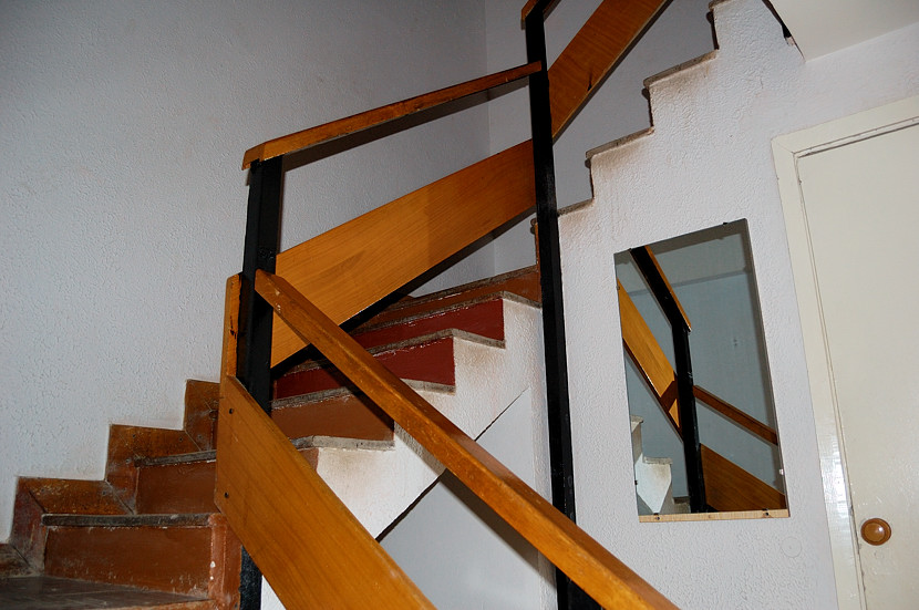 Дальше лестница ведет наверх, в жилые помещения, а прямо — это вход в ГАРАЖ! Суздаль, Россия