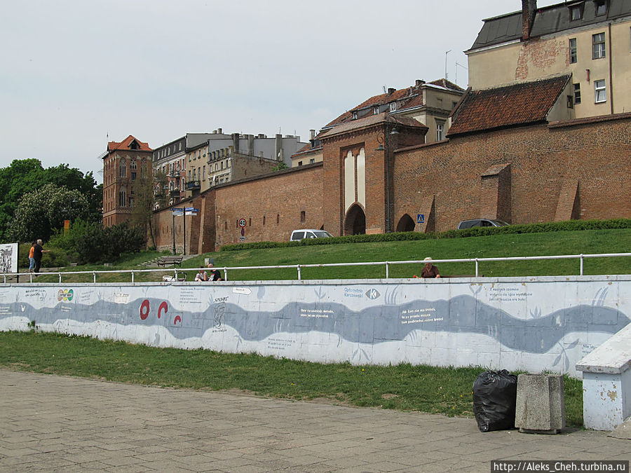 Торунь: крепостные стены и башни старого города Торунь, Польша