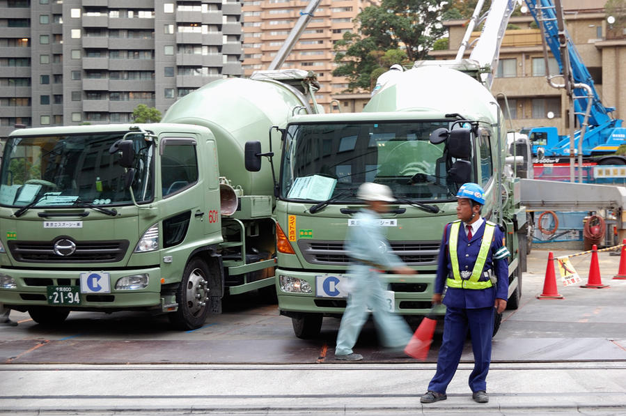Дорожные рабочие в Японии одеваются очень важно Токио, Япония