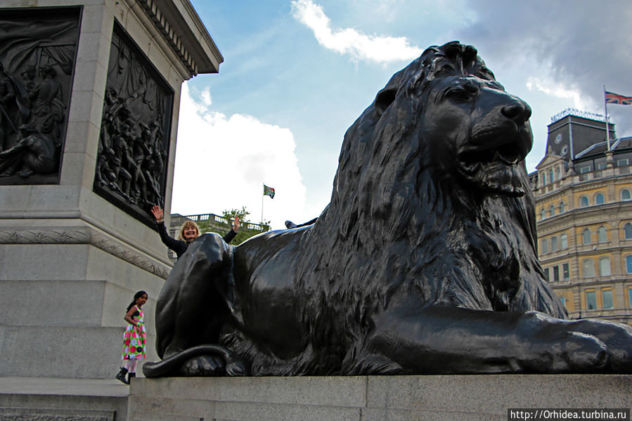 Моя подруга давно мечтала забраться ко льву возле колонны Нельсона. Лондон, Великобритания
