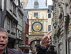 На улице Часовой башни или Больших часов. Это не только визитная карточка города, но и 1-я пешеходная улица Франции.