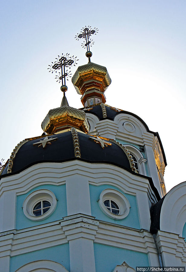 купол храма в лучах солнца Харьков, Украина