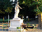 Скульптура Николя Кусту Гай Юлий Цезарь и сидящий под ней цезарёныш.