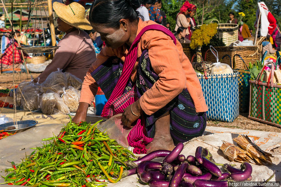 Рынок на озере Инле. День 1 Озеро Инле, Мьянма Рынок на озере Инле. День 1 Озеро Инле, Мьянма