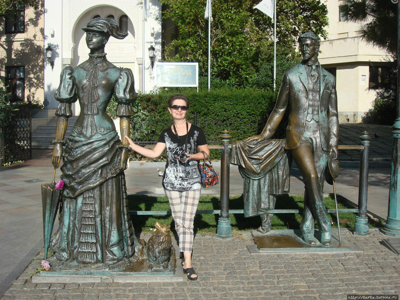 Вилла София прямо за скульптурной композицией Ялта, Россия