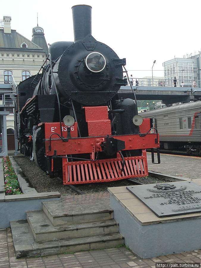 Наш паровоз За ним железнодорожный вокзал и справа здание прижелезнодорожного почтамта Наш паровоз За ним железнодорожный вокзал и справа здание прижелезнодорожного почтамта