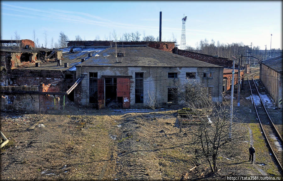 Вид сверху на заброшенный корпус депо Малая Вишера, Россия