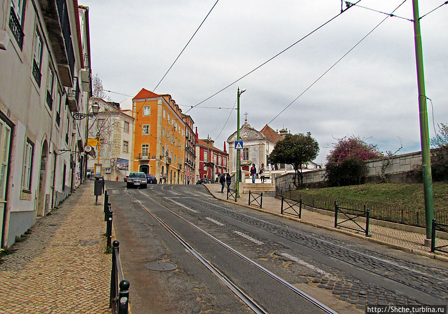 По узким улочкам арабского района Лиссабона 