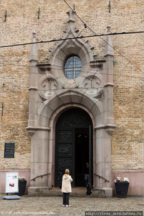 5. Портал собора имеет причудливую готическую форму, не освобождающую, впрочем, от подозрения, что он сильно моложе самого собора, который построен в 1694-1697 годах. Осло, Норвегия